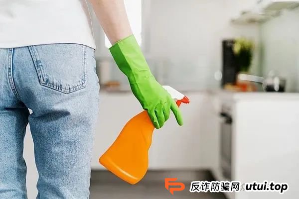 花近3万元买420瓶清洁剂，多地老年人陷入“上门清洁陷阱”！